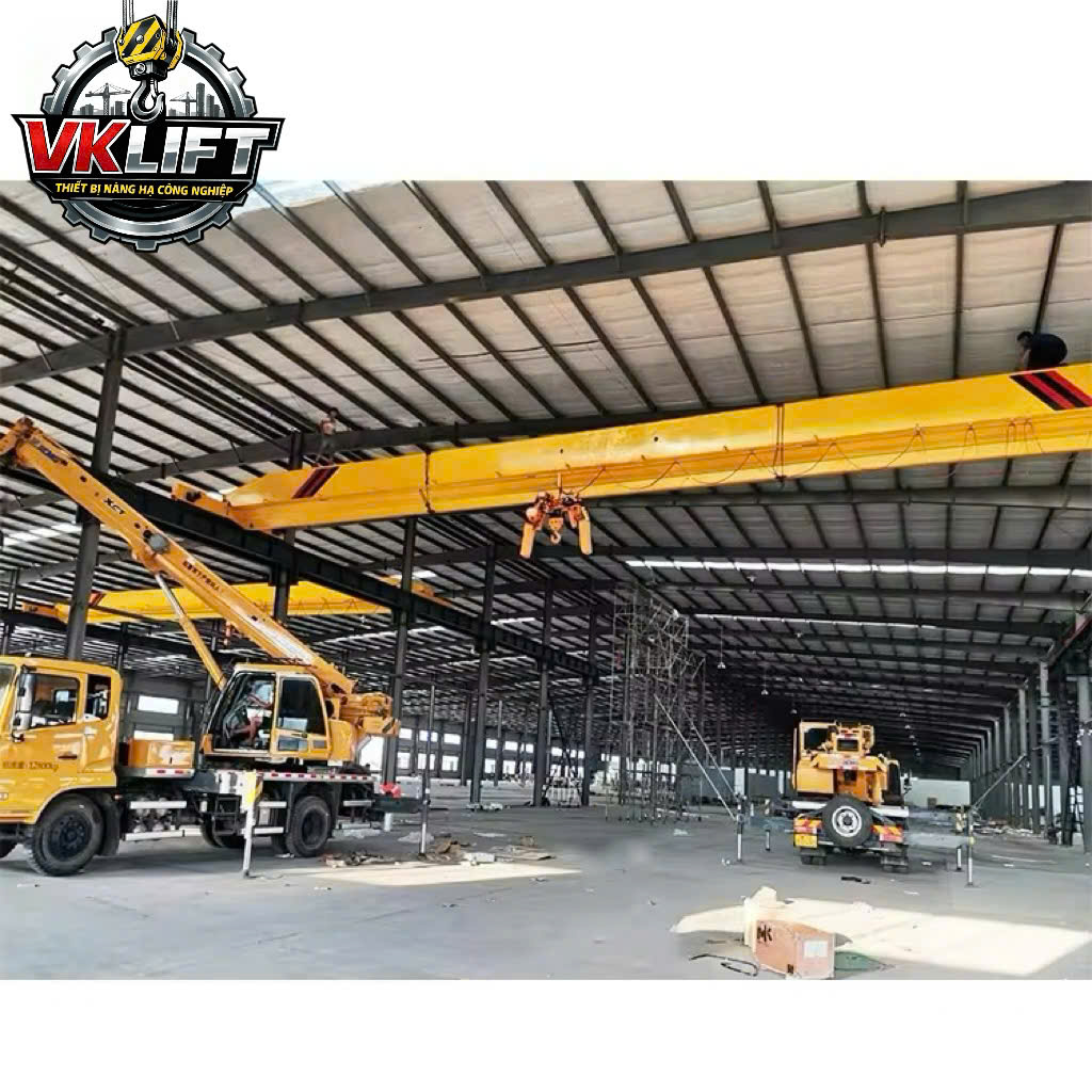 Cầu trục dầm treo là loại cầu trục có dầm chính được treo trực tiếp lên kết cấu mái, dầm nhà xưởng hoặc hệ khung thép, thay vì đặt ray chạy trên dầm đỡ như cầu trục dầm đơn truyền thống. Giới thiệu sản phẩm Cầu trục dầm treo - VKLIFT cung cấp và lắp đặt